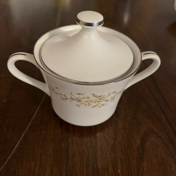 Crown Victoria - Carolyn - Sugar Bowl & Lid - Picture 2 of 6